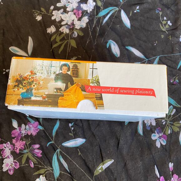 Singer Professional Buttonholer by Singer with Instructional Booklet Not Tested - Picture 4 of 12